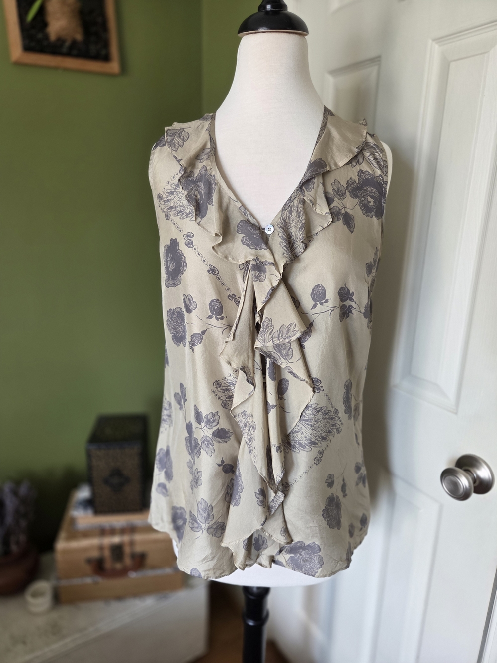 CAbi 100% Silk Sleeveless Ruffle V-Neck Floral Top - Beige/Gray